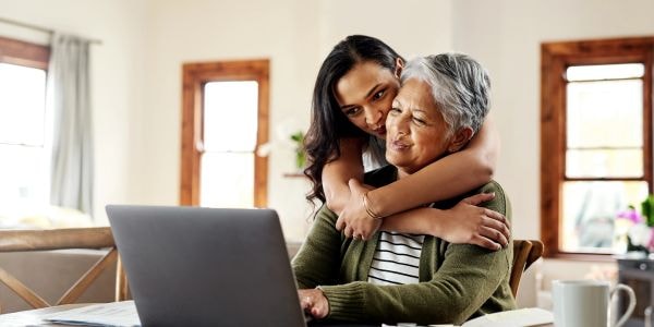 Advisor helping a senior woman with Medicare insurance options